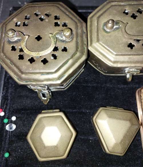 A VINTAGE AND ANTIQUE JOBLOT PILL BOXES AND JEWLRY BRASS BOXES SOLD AS IS
