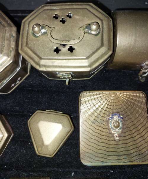 A VINTAGE AND ANTIQUE JOBLOT PILL BOXES AND JEWLRY BRASS BOXES SOLD AS IS