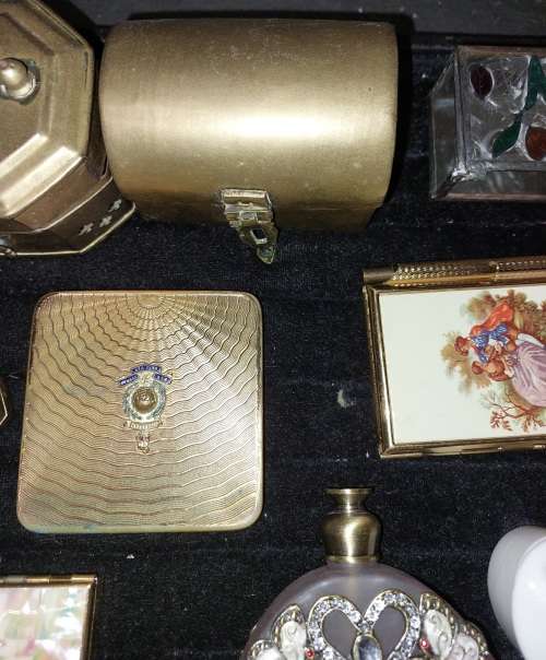 A VINTAGE AND ANTIQUE JOBLOT PILL BOXES AND JEWLRY BRASS BOXES SOLD AS IS