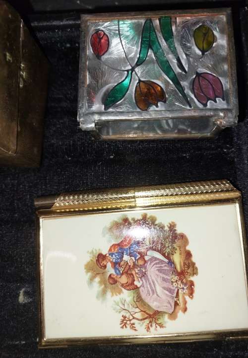 A VINTAGE AND ANTIQUE JOBLOT PILL BOXES AND JEWLRY BRASS BOXES SOLD AS IS