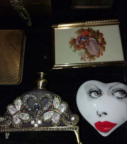 A VINTAGE AND ANTIQUE JOBLOT PILL BOXES AND JEWLRY BRASS BOXES SOLD AS IS