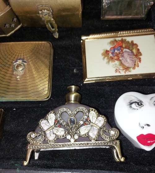 A VINTAGE AND ANTIQUE JOBLOT PILL BOXES AND JEWLRY BRASS BOXES SOLD AS IS