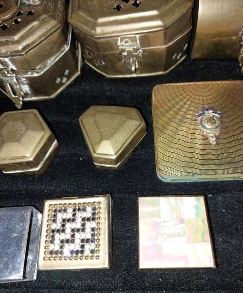 A VINTAGE AND ANTIQUE JOBLOT PILL BOXES AND JEWLRY BRASS BOXES SOLD AS IS