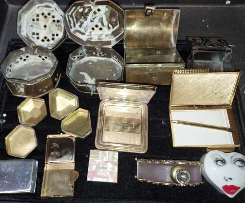 A VINTAGE AND ANTIQUE JOBLOT PILL BOXES AND JEWLRY BRASS BOXES SOLD AS IS