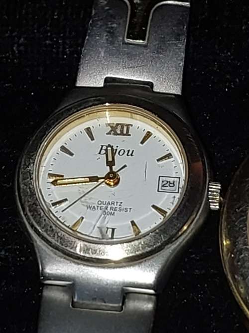A VINTAGE COLLECTION WOMANS DRESS WATCHES SOLD S IS NOT TESTED