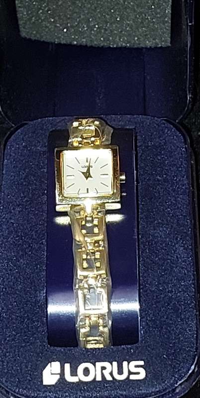 A VINTAGE LORUS GOLD PLATED WOMANS WATCH