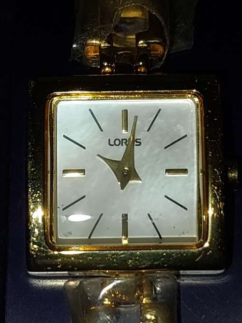 A VINTAGE LORUS GOLD PLATED WOMANS WATCH
