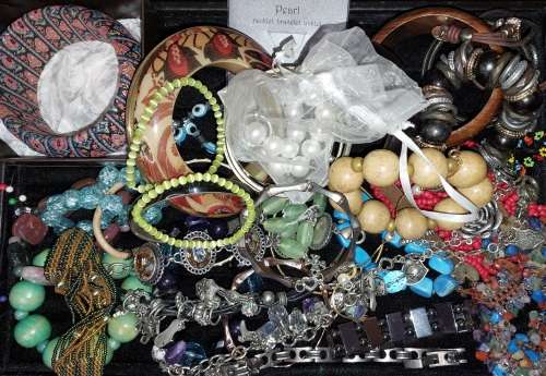 A BULK VINTAGE JOBLOT BRACELETS AND RARE BANGLES  OF QUAITY SOLD AS IS
