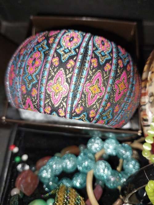A BULK VINTAGE JOBLOT BRACELETS AND RARE BANGLES  OF QUAITY SOLD AS IS