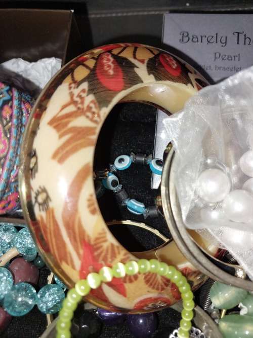A BULK VINTAGE JOBLOT BRACELETS AND RARE BANGLES  OF QUAITY SOLD AS IS