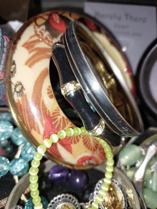 A BULK VINTAGE JOBLOT BRACELETS AND RARE BANGLES  OF QUAITY SOLD AS IS