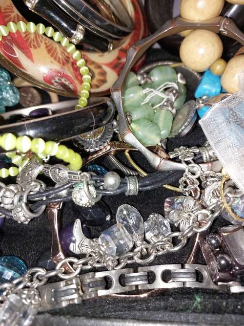 A BULK VINTAGE JOBLOT BRACELETS AND RARE BANGLES  OF QUAITY SOLD AS IS