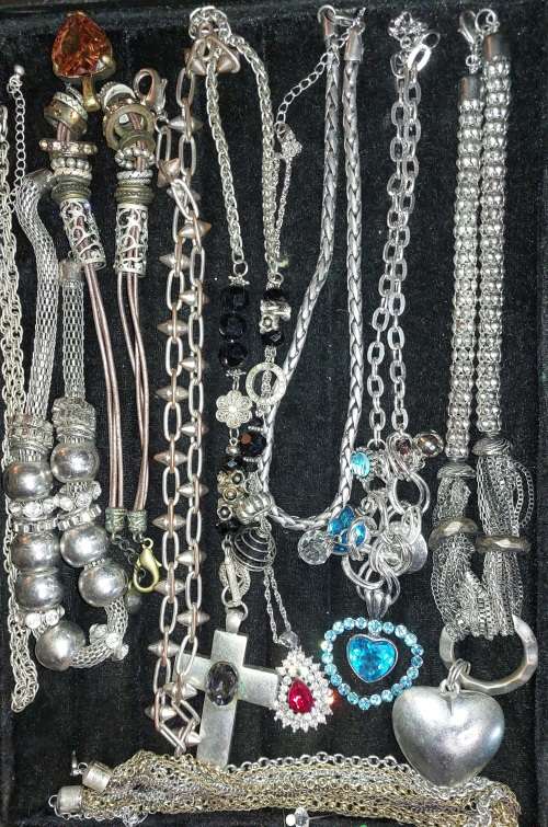 A QUALITY VINTAGE JOBLOT COSTUME SILVER PLATED AND STAINLESS STEEL NECKLACES AND PENDANTS