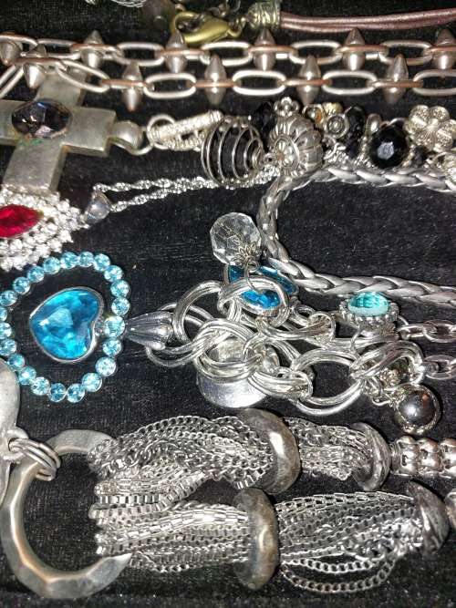 A QUALITY VINTAGE JOBLOT COSTUME SILVER PLATED AND STAINLESS STEEL NECKLACES AND PENDANTS