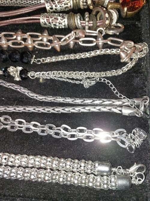 A QUALITY VINTAGE JOBLOT COSTUME SILVER PLATED AND STAINLESS STEEL NECKLACES AND PENDANTS
