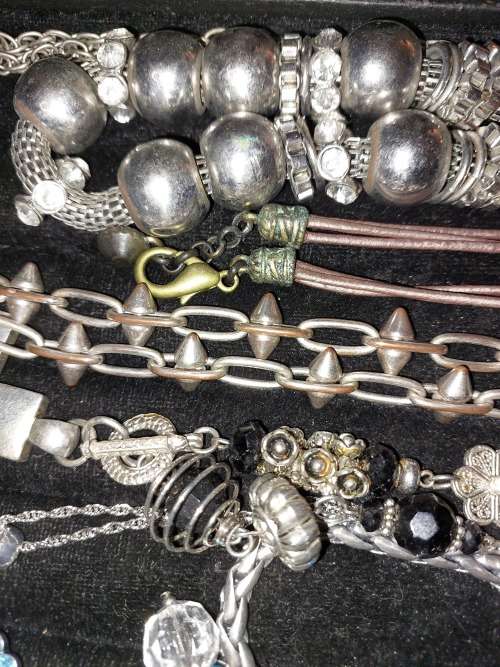 A QUALITY VINTAGE JOBLOT COSTUME SILVER PLATED AND STAINLESS STEEL NECKLACES AND PENDANTS
