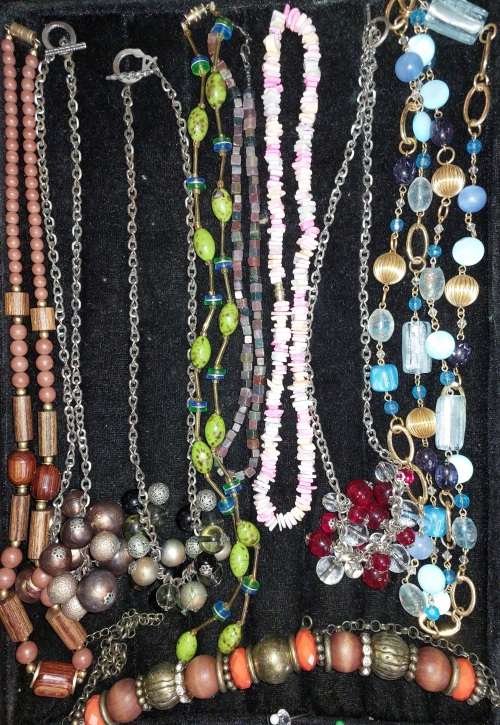 A VINTAGE JOBLOT COSTUME NECKLACES SOLD AS IS