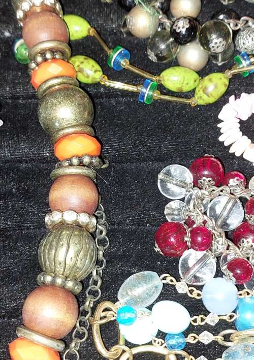 A VINTAGE JOBLOT COSTUME NECKLACES SOLD AS IS