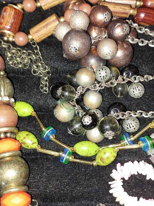 A VINTAGE JOBLOT COSTUME NECKLACES SOLD AS IS