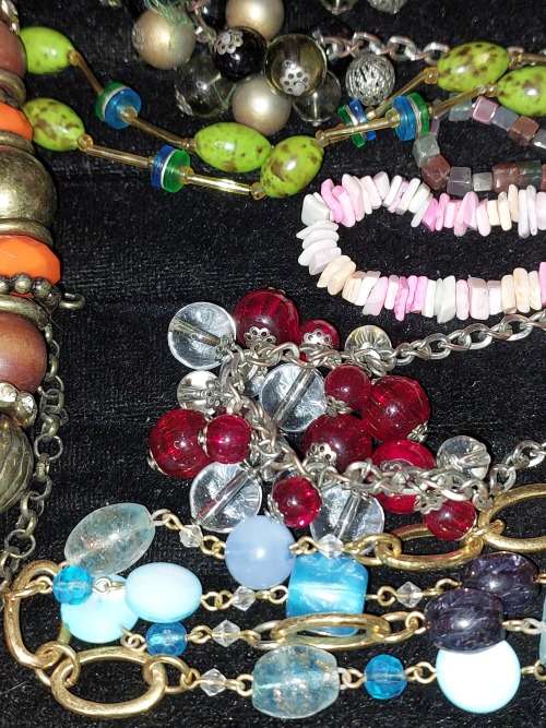 A VINTAGE JOBLOT COSTUME NECKLACES SOLD AS IS