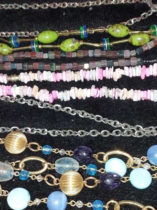 A VINTAGE JOBLOT COSTUME NECKLACES SOLD AS IS