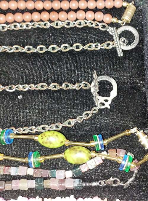 A VINTAGE JOBLOT COSTUME NECKLACES SOLD AS IS