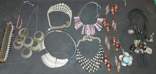 A BULK JOBLOT VINTAGE AND ANTIQUE JOBLOT NECKLACES SOLD AS IS