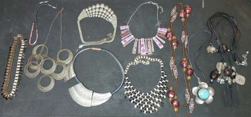 A BULK JOBLOT VINTAGE AND ANTIQUE JOBLOT NECKLACES SOLD AS IS