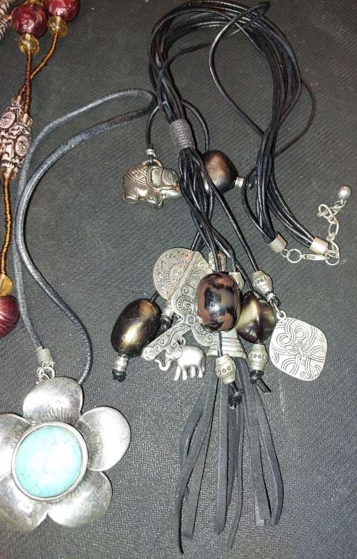 A BULK JOBLOT VINTAGE AND ANTIQUE JOBLOT NECKLACES SOLD AS IS