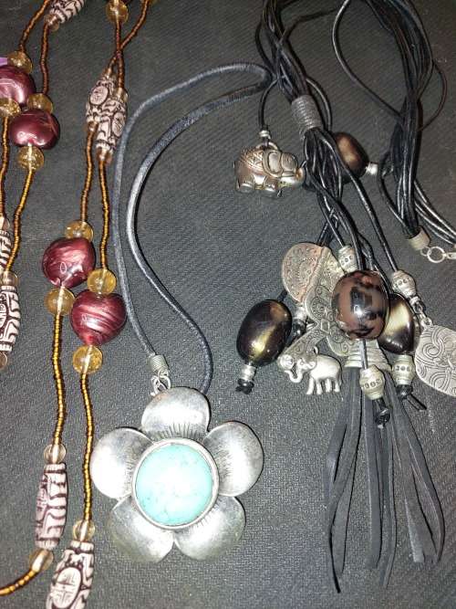 A BULK JOBLOT VINTAGE AND ANTIQUE JOBLOT NECKLACES SOLD AS IS