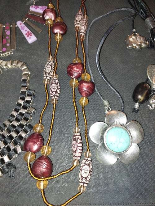 A BULK JOBLOT VINTAGE AND ANTIQUE JOBLOT NECKLACES SOLD AS IS