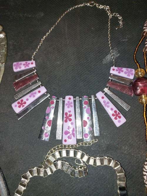 A BULK JOBLOT VINTAGE AND ANTIQUE JOBLOT NECKLACES SOLD AS IS