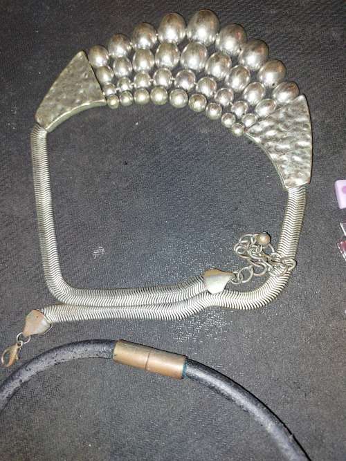 A BULK JOBLOT VINTAGE AND ANTIQUE JOBLOT NECKLACES SOLD AS IS