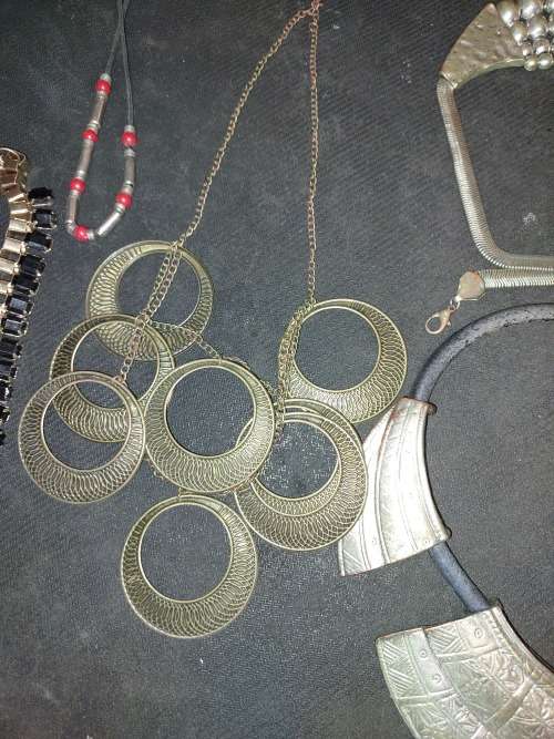 A BULK JOBLOT VINTAGE AND ANTIQUE JOBLOT NECKLACES SOLD AS IS
