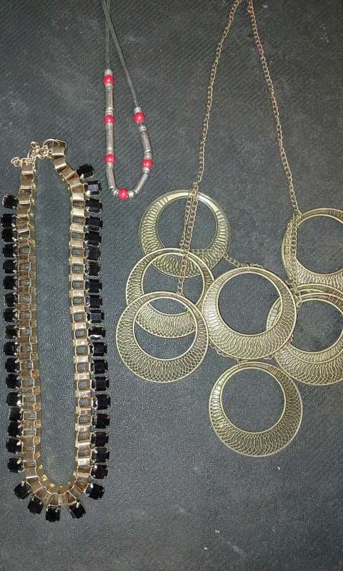 A BULK JOBLOT VINTAGE AND ANTIQUE JOBLOT NECKLACES SOLD AS IS