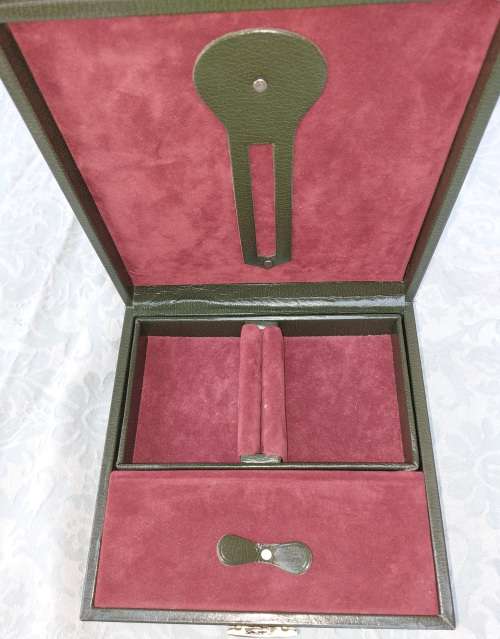 A VINTAGE GREEN LEATHER WITH A GOLD PLATED LETTER M JEWELRY BOX SOLD AS IS