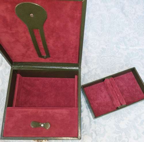 A VINTAGE GREEN LEATHER WITH A GOLD PLATED LETTER M JEWELRY BOX SOLD AS IS