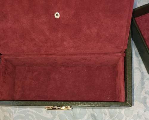A VINTAGE GREEN LEATHER WITH A GOLD PLATED LETTER M JEWELRY BOX SOLD AS IS