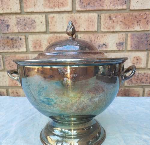 AN ORIGINAL VINTAGE SILVER-PLATED SOUP TUREEN WITH THE LID SOLD AS IS