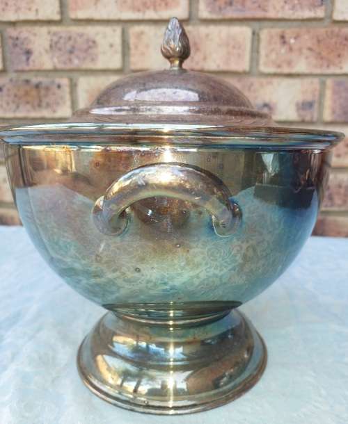 AN ORIGINAL VINTAGE SILVER-PLATED SOUP TUREEN WITH THE LID SOLD AS IS