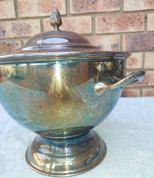 AN ORIGINAL VINTAGE SILVER-PLATED SOUP TUREEN WITH THE LID SOLD AS IS