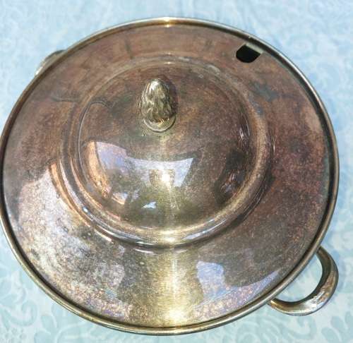 AN ORIGINAL VINTAGE SILVER-PLATED SOUP TUREEN WITH THE LID SOLD AS IS