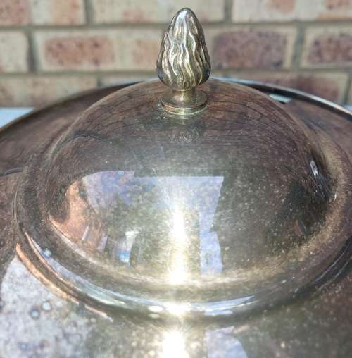 AN ORIGINAL VINTAGE SILVER-PLATED SOUP TUREEN WITH THE LID SOLD AS IS