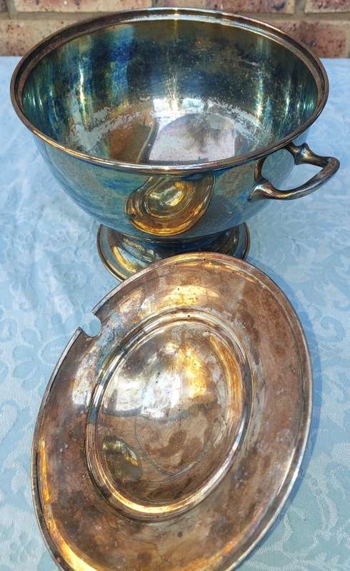 AN ORIGINAL VINTAGE SILVER-PLATED SOUP TUREEN WITH THE LID SOLD AS IS