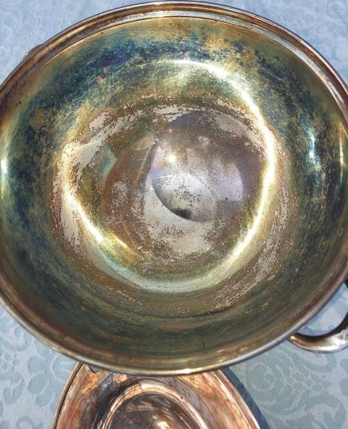 AN ORIGINAL VINTAGE SILVER-PLATED SOUP TUREEN WITH THE LID SOLD AS IS