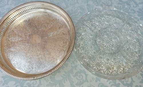 A VINTAGE LARGE APPROXIMATELY 32CM SIZE LAZI SUZI SILVER PLATED AND A GLASS INNER TRAY