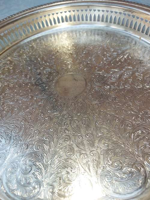A VINTAGE LARGE APPROXIMATELY 32CM SIZE LAZI SUZI SILVER PLATED AND A GLASS INNER TRAY