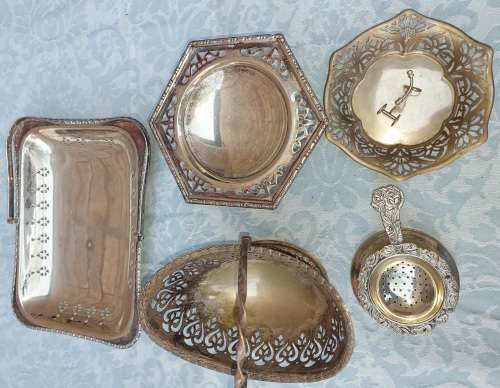 A VINTAGE AND ANTIQUE JOBLOT SILVER PLATED AND EPNS KITCHENALIA SOLD AS IS
