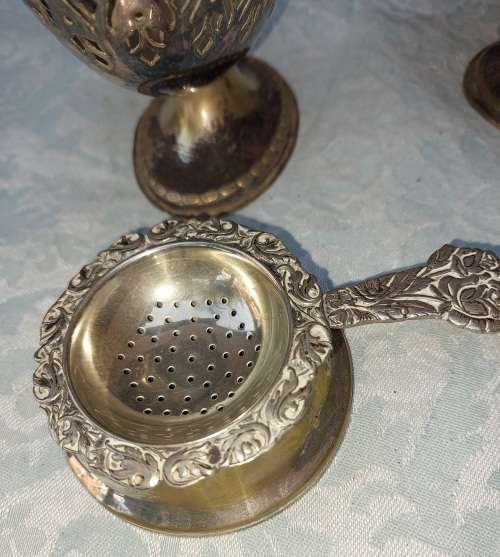 A VINTAGE AND ANTIQUE JOBLOT SILVER PLATED AND EPNS KITCHENALIA SOLD AS IS