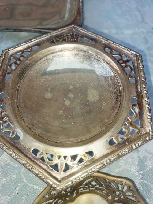 A VINTAGE AND ANTIQUE JOBLOT SILVER PLATED AND EPNS KITCHENALIA SOLD AS IS